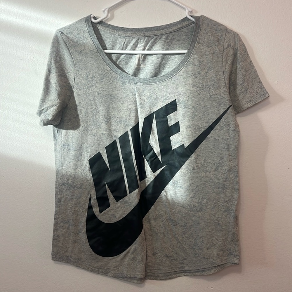 The NIKE Tee Gray Graphic Patterned Short Sleeve Tee Shirt